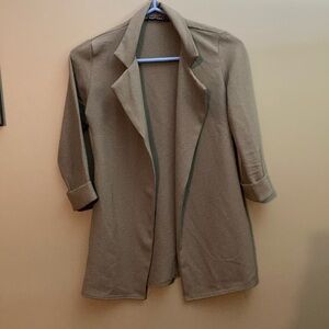 Boohoo petit green blazer. Three quarter cuffed sleeves. No button closure.